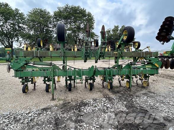 John Deere 845 حراثات صفوف المحاصيل