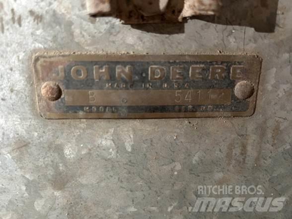 John Deere B مثاقيب