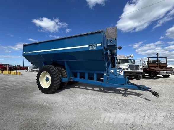 Kinze 1040 مقطورة حبوب