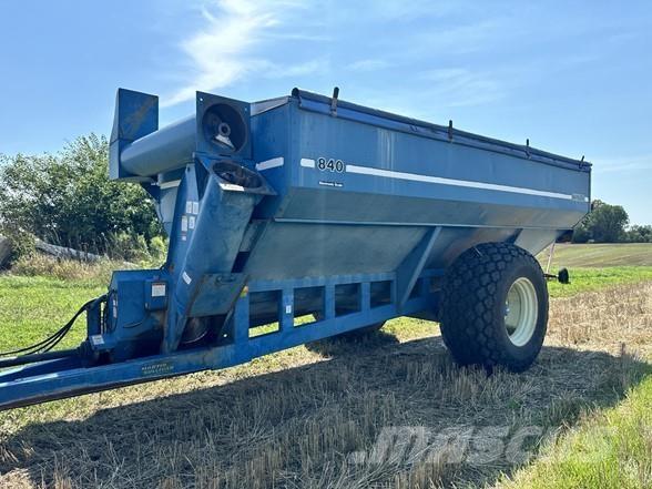 Kinze 840 مقطورة حبوب