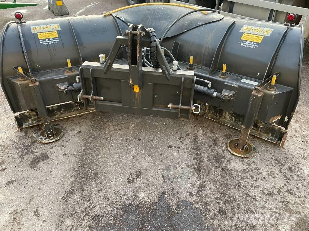 Uni-väg UV 320 حراثات ونصول الجليد