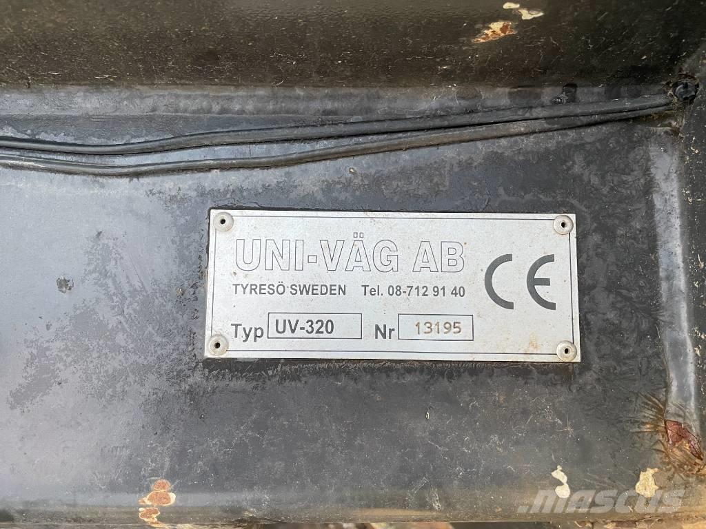 Uni-väg UV 320 حراثات ونصول الجليد