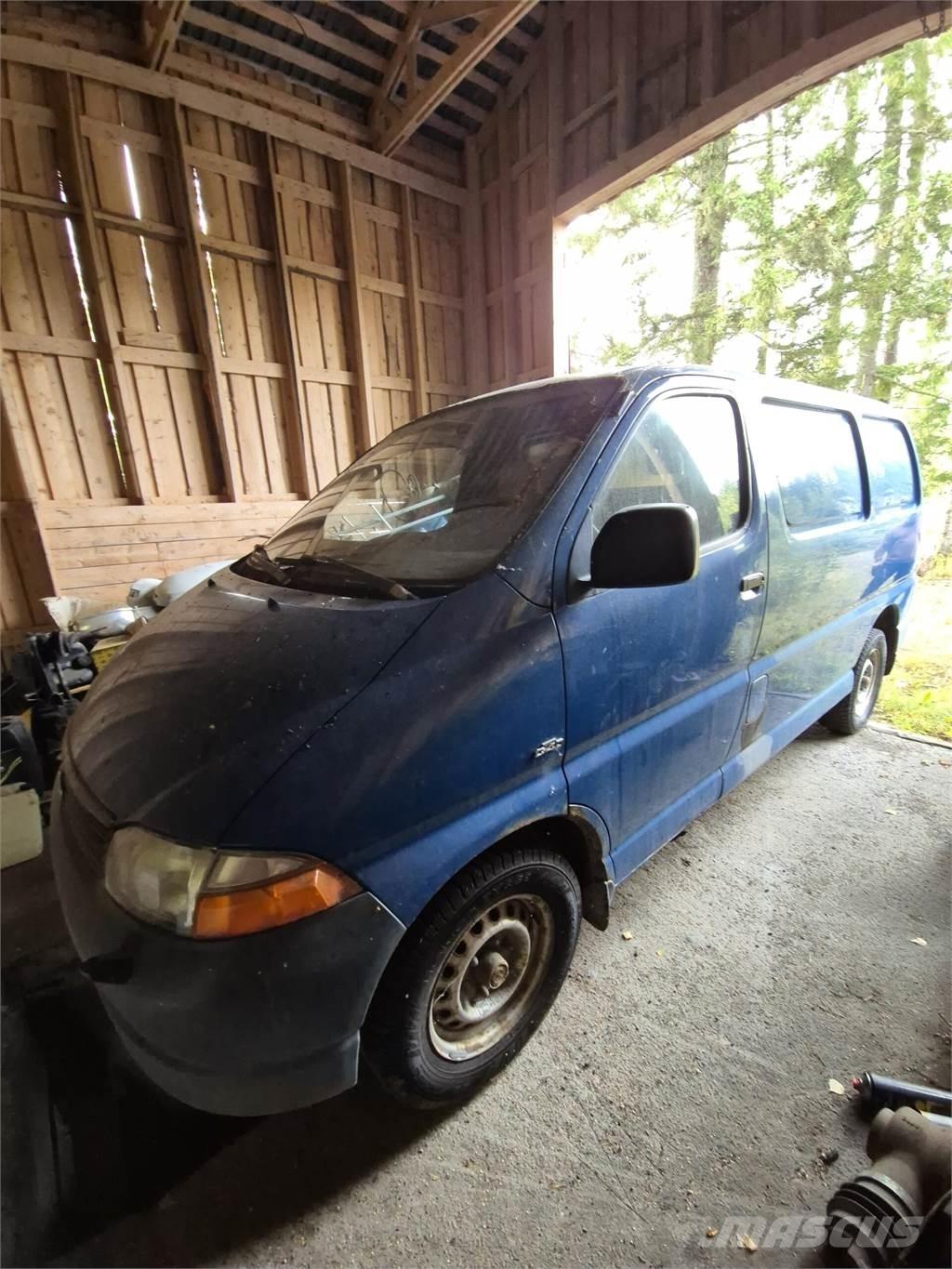 Toyota Hiace شاحنة مقفلة