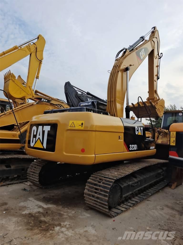 CAT 323 D حفارات زحافة