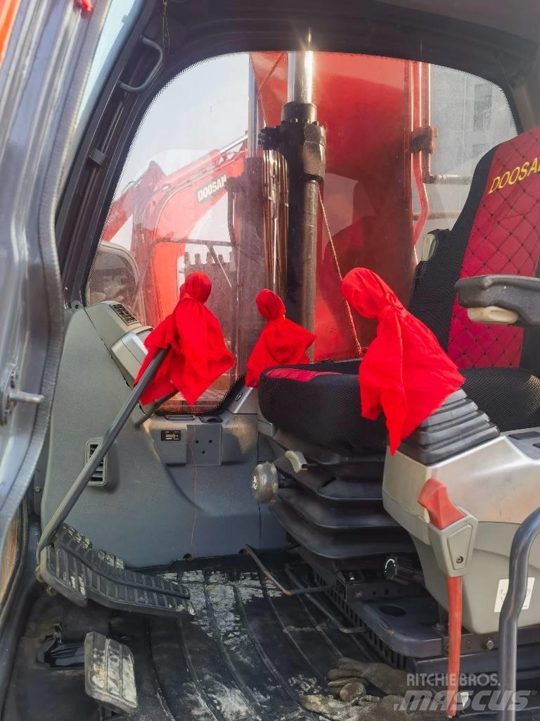 Doosan DX 140 LC حفارات زحافة