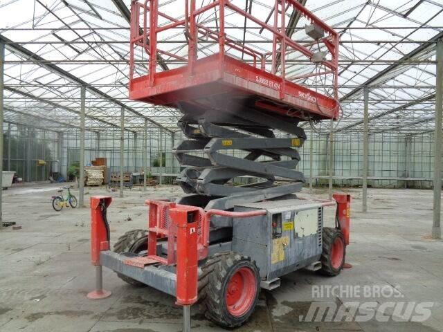 SkyJack SJ 6832 RT رافعات مقصية الشكل