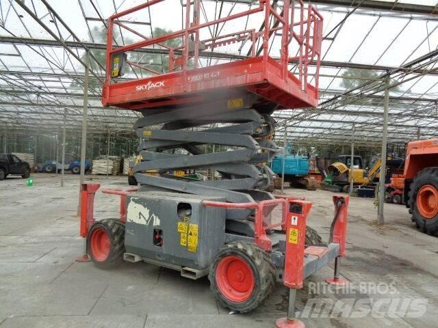 SkyJack SJ 6832 RT رافعات مقصية الشكل