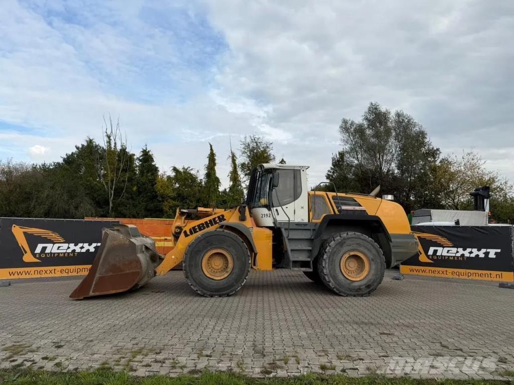 Liebherr L576 لوادر بعجل