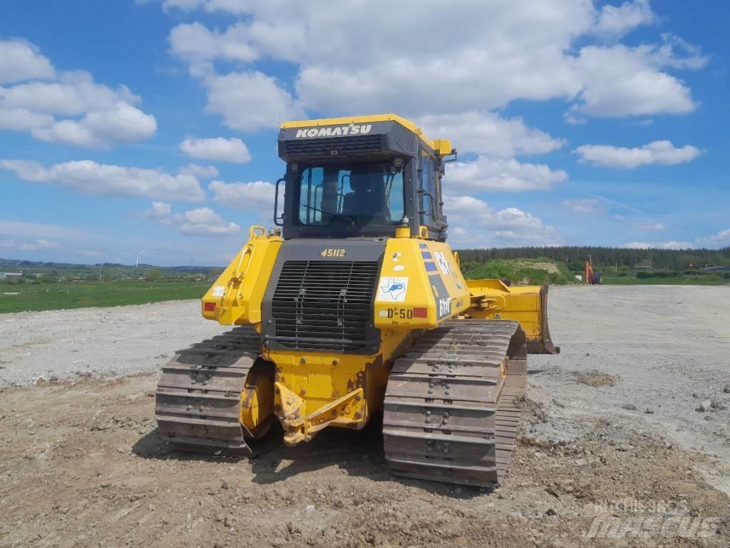 Komatsu D61 PX-24 بلدوزرات مجنزرة