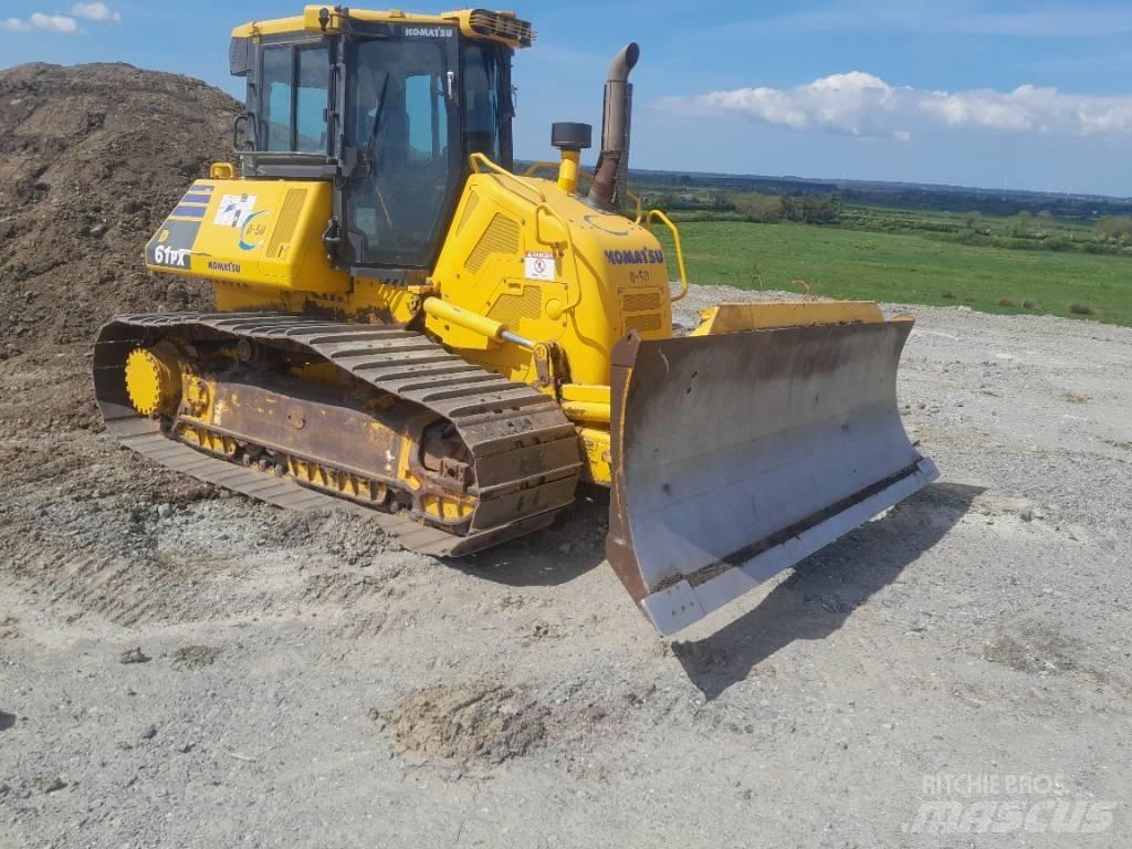 Komatsu D61 PX-24 بلدوزرات مجنزرة