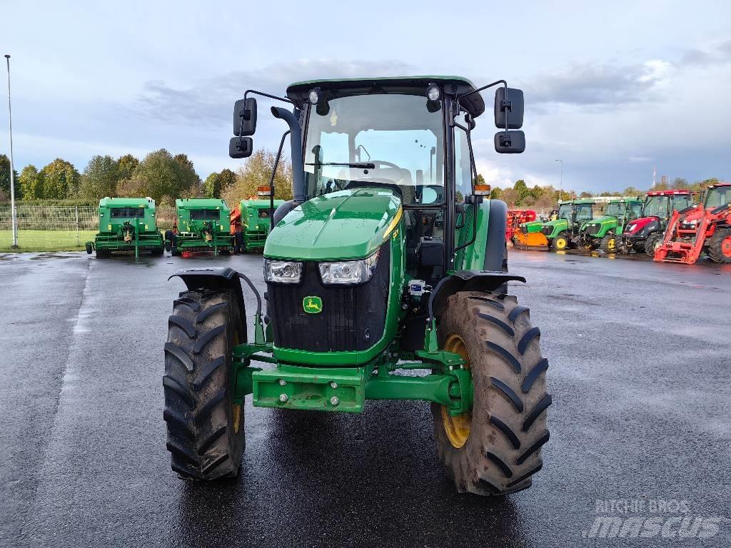 John Deere 5100 M الجرارات