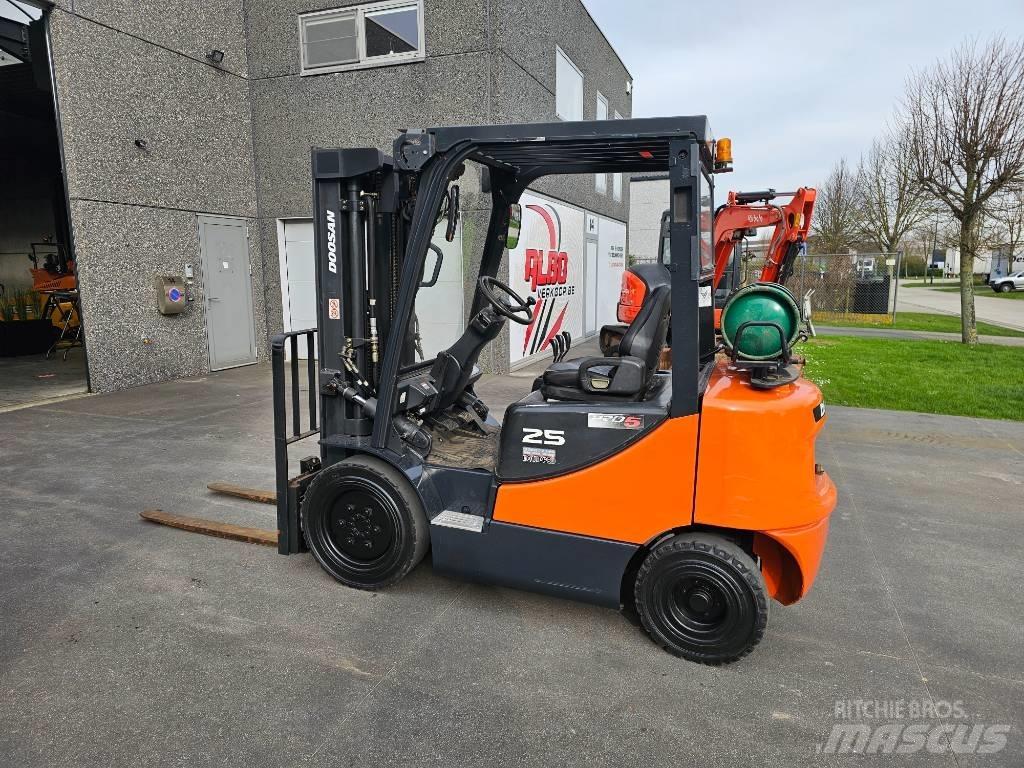 Doosan G 25 شاحنات LPG