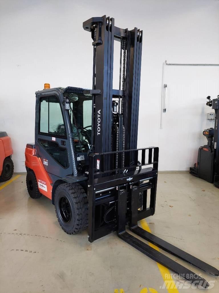 Toyota 52-8 FDJF 35 شاحنات الديزل