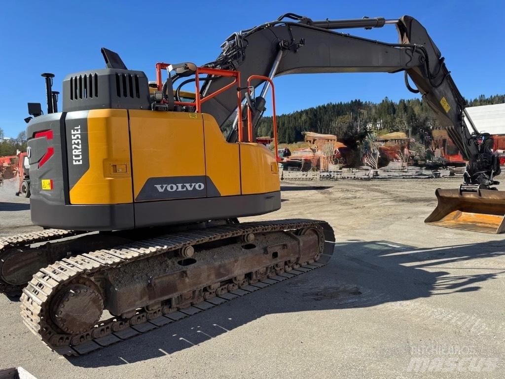 Volvo ECR 235 E حفارات زحافة