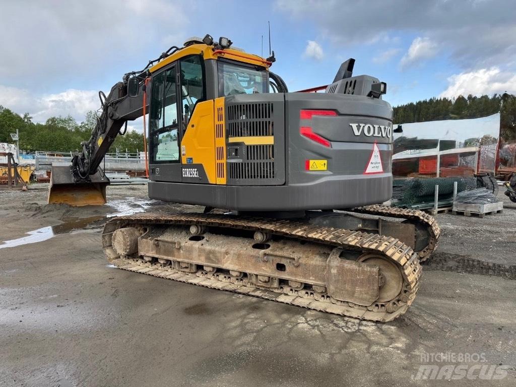Volvo ECR 235 E حفارات زحافة