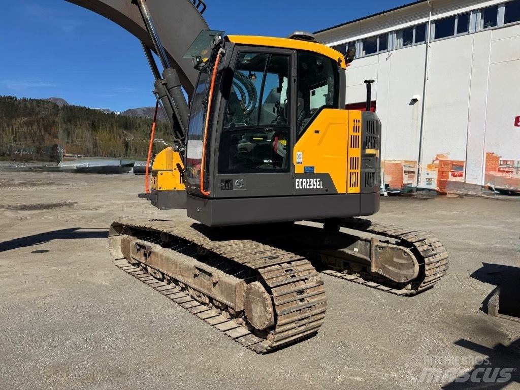 Volvo ECR 235 E حفارات زحافة