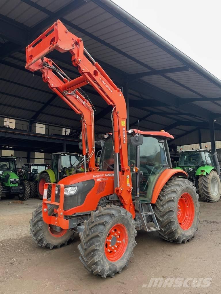 Kubota M 8560 الجرارات