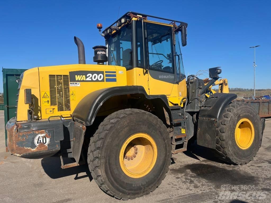 Komatsu WA 200-7 حفارات زحافة
