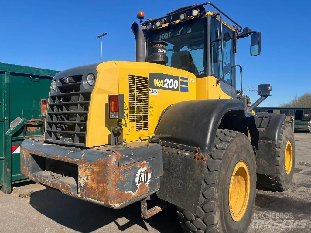 Komatsu WA 200-7 حفارات زحافة