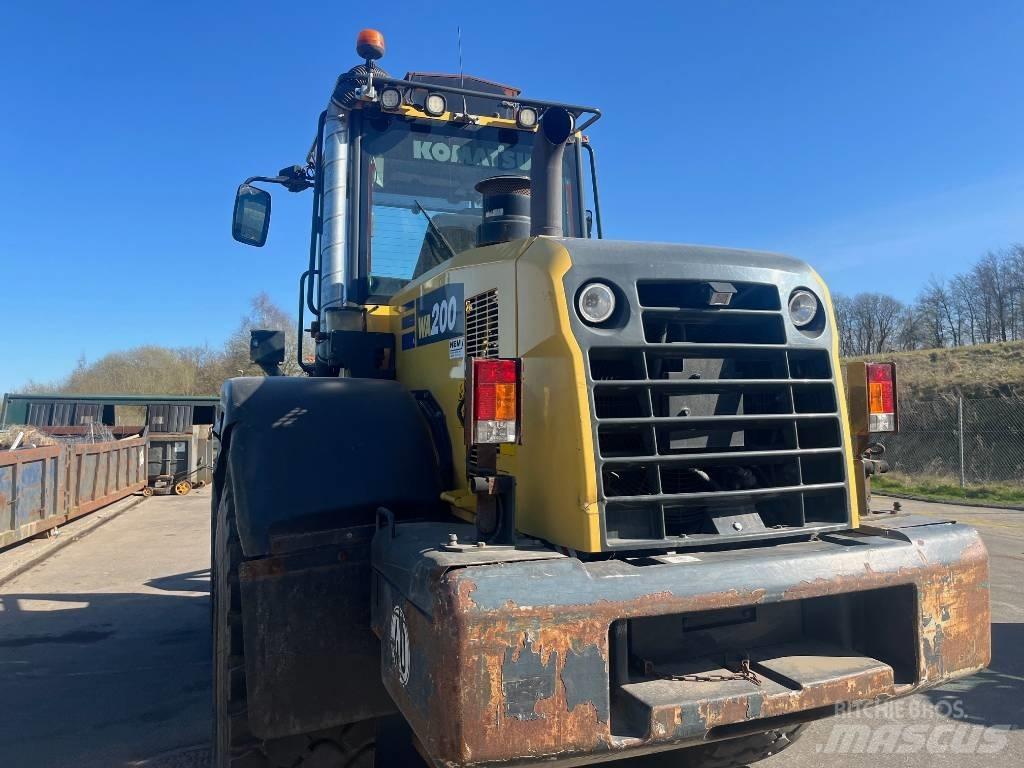 Komatsu WA 200-7 حفارات زحافة