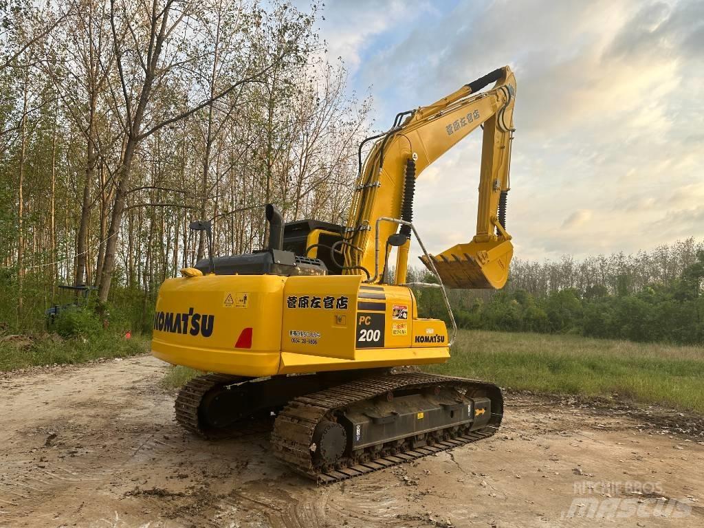 Komatsu PC200-8 حفارات زحافة