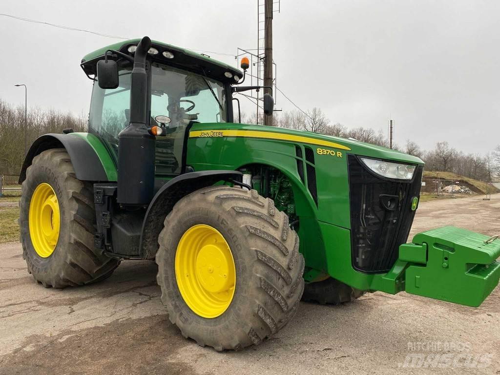 John Deere 8370R الجرارات
