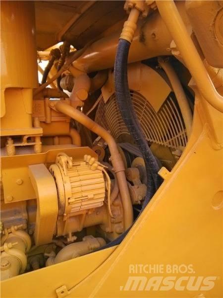 Komatsu d155a-1 بلدوزرات مجنزرة