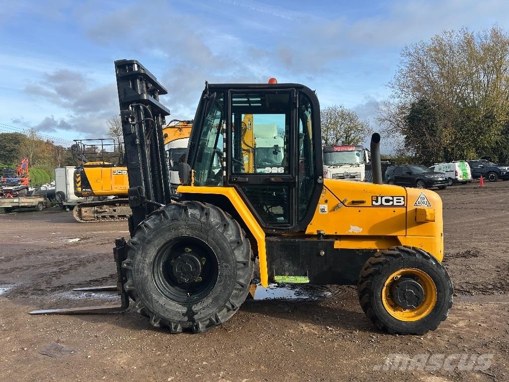 JCB 926 شاحنات الطرق الوعرة