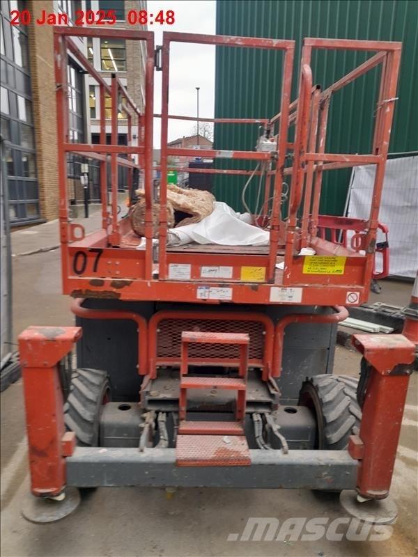 SkyJack 6832 RT رافعات مقصية الشكل