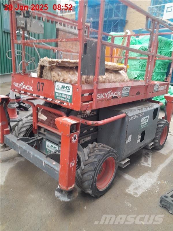 SkyJack 6832 RT رافعات مقصية الشكل