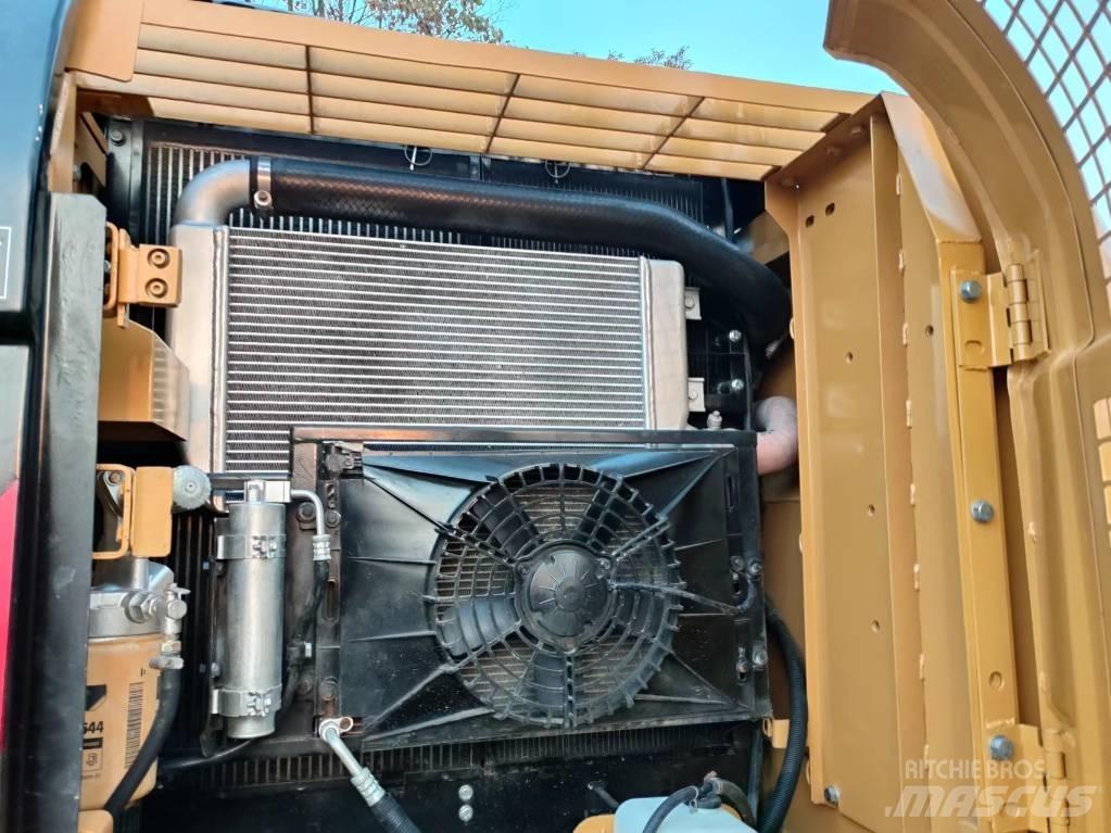 CAT 320 D حفارات زحافة