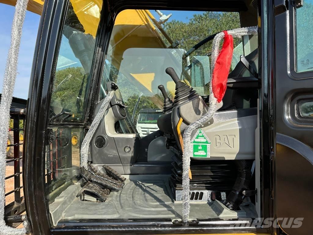 CAT 320 D L حفارات زحافة