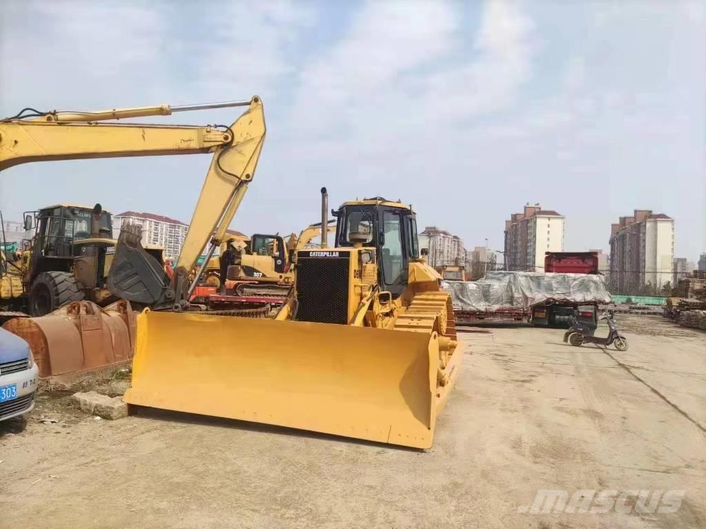 CAT D 6 M بلدوزرات مجنزرة