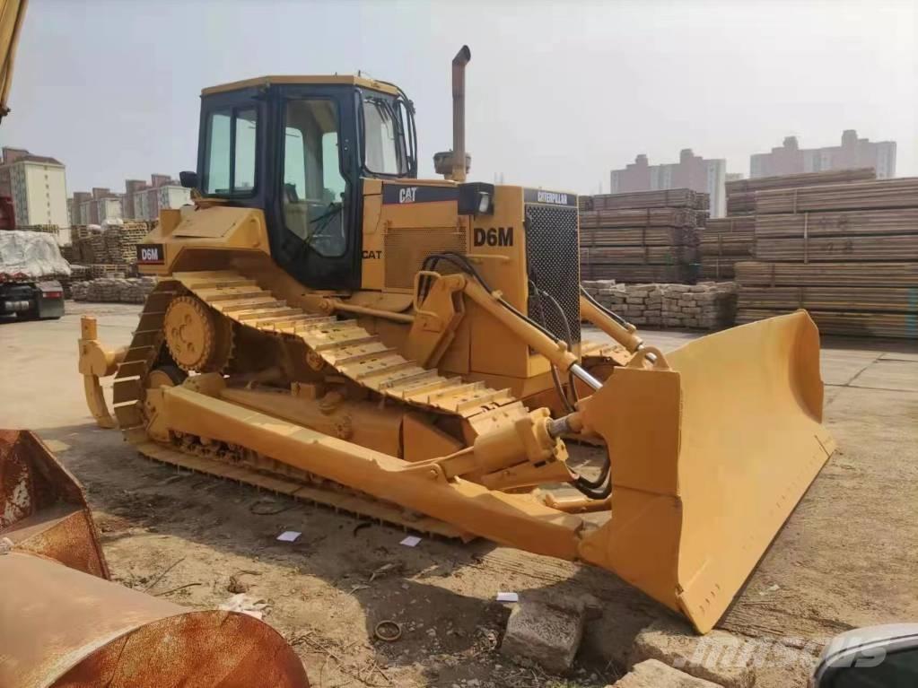 CAT D 6 M بلدوزرات مجنزرة