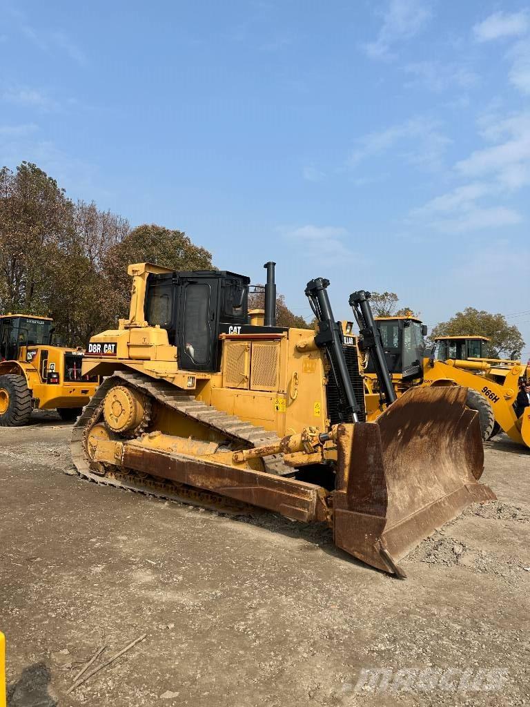 CAT D8R بلدوزرات مجنزرة