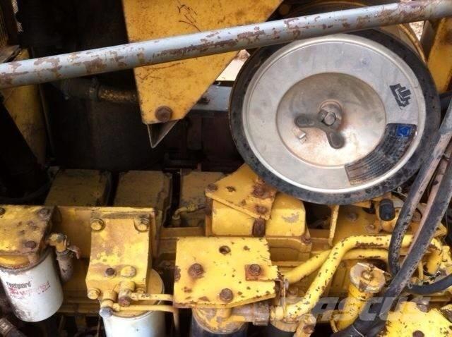 Komatsu d155a-3 بلدوزرات مجنزرة