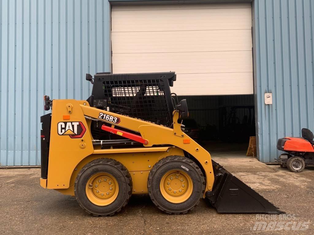 CAT 216 B 3 لوادر صغيرة