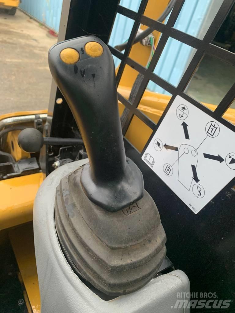 CAT 216 B 3 لوادر صغيرة