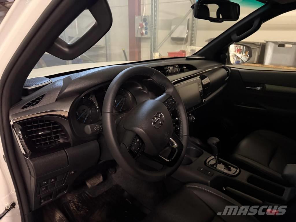 Toyota Hilux 2.8D شاحنة مقفلة