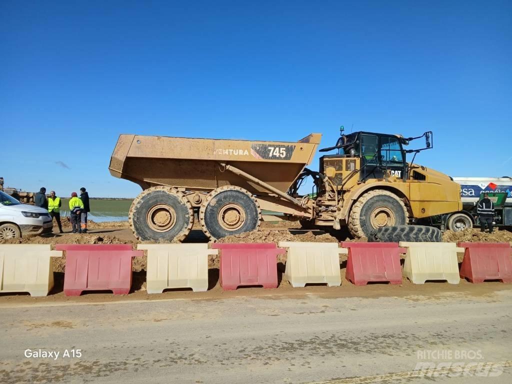 CAT 745 ساحبات مفصلية