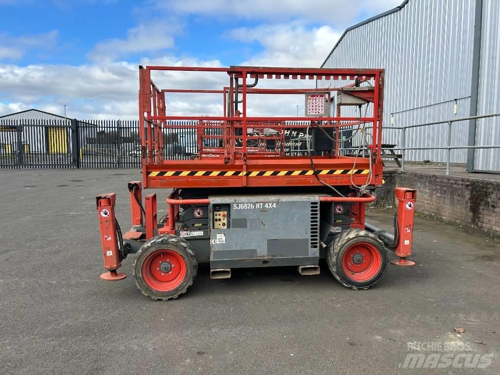 SkyJack SJ 6826 RT رافعات مقصية الشكل