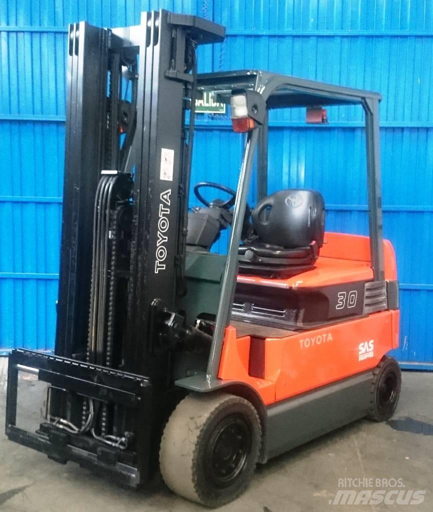 Toyota 7 FBMF 30 شاحنات ذات رافعات شوكية تعمل بالكهرباء