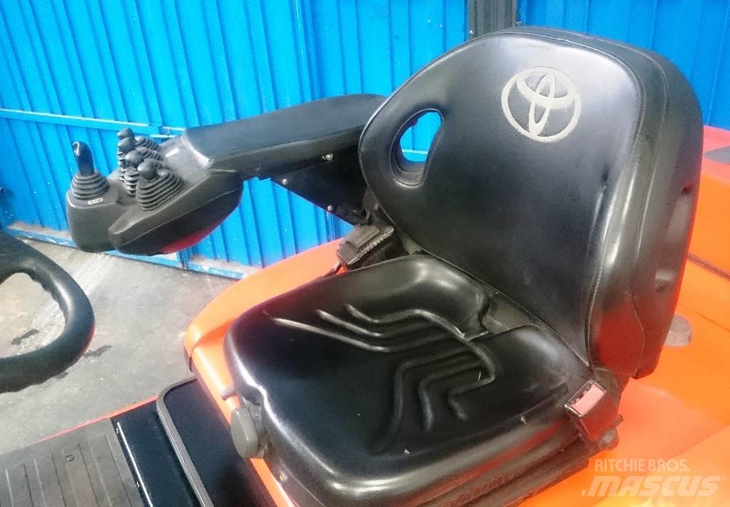 Toyota 7 FBMF 30 شاحنات ذات رافعات شوكية تعمل بالكهرباء