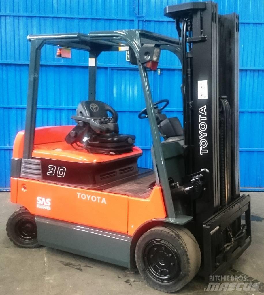 Toyota 7 FBMF 30 شاحنات ذات رافعات شوكية تعمل بالكهرباء