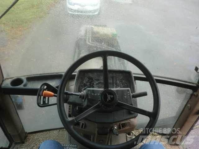 John Deere 6900 الجرارات