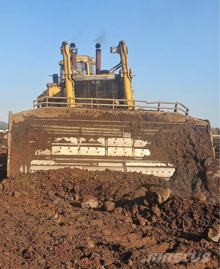 CAT D 11 N بلدوزرات مجنزرة