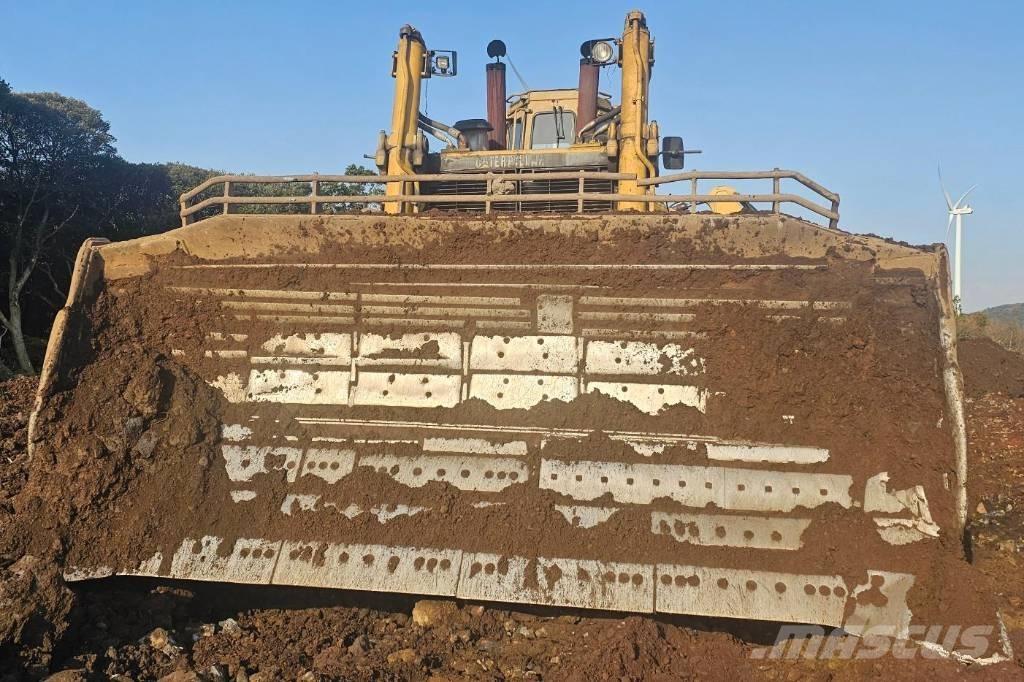 CAT D 11 N بلدوزرات مجنزرة