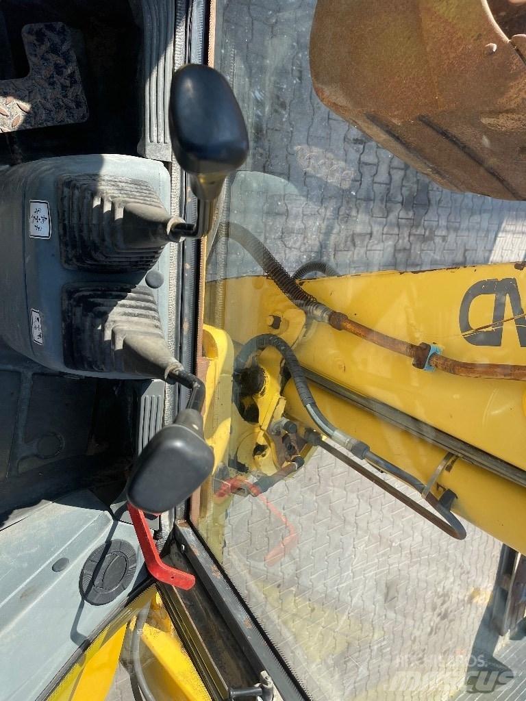 New Holland LB 110 لوادر ذات جرافات عكسية