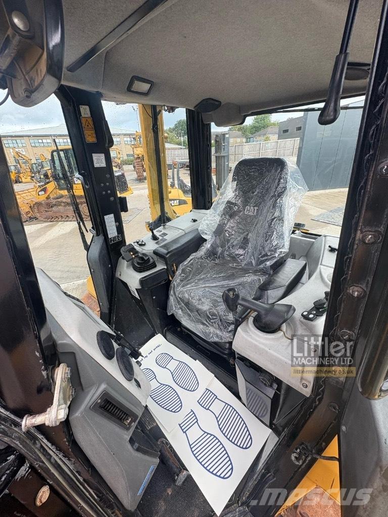 CAT D 6 N LGP بلدوزرات مجنزرة