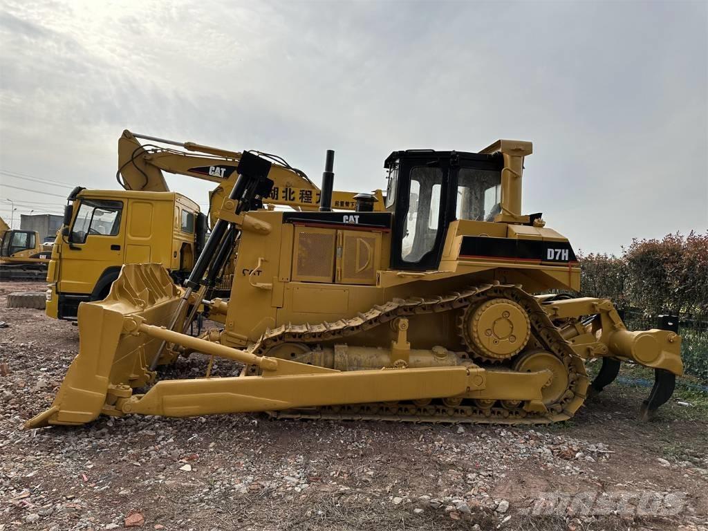 CAT D 7 H بلدوزرات مجنزرة